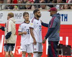 18.08.2026, Fussball Bundesliga 2026/2027, Testspiel, 1.FC Heidenheim - FC Bayern München, in der Voith-Arena Heidenheim, v.li: Tim Binder (Bayern München), Ismael Saibari (FC Bayern München) , Trainer Vincent Kompany (FC Bayern München), 