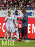 18.08.2026, Fussball Bundesliga 2026/2027, Testspiel, 1.FC Heidenheim - FC Bayern München, in der Voith-Arena Heidenheim, v.li: Tim Binder (Bayern München), Ismael Saibari (FC Bayern München) , Trainer Vincent Kompany (FC Bayern München), 