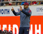 18.08.2026, Fussball Bundesliga 2026/2027, Testspiel, 1.FC Heidenheim - FC Bayern München, in der Voith-Arena Heidenheim, Trainer Vincent Kompany (FC Bayern München) gibt Anweisungen