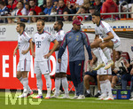 18.08.2026, Fussball Bundesliga 2026/2027, Testspiel, 1.FC Heidenheim - FC Bayern München, in der Voith-Arena Heidenheim, v.li: Josip Stanisic (Bayern München), Harry Kane (FC Bayern München), Jonathan Tah (FC Bayern München), Trainer Vincent Kompany (FC Bayern München), Aleksandar Pavlovic (Bayern München)  