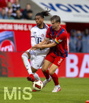18.08.2026, Fussball Bundesliga 2026/2027, Testspiel, 1.FC Heidenheim - FC Bayern München, in der Voith-Arena Heidenheim, v.li: Michael Olise (FC Bayern München) gegen Jan Schöppner (1. FC Heidenheim 1846) 
