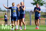 19.08.2026, München, Deutschland. Google Pixel Frauen-Bundesliga: Die FC Bayern Frauen absolvieren auf dem FC Bayern Campus eine Trainingseinheit vor dem Bundesliga-Saisonauftakt gegen den 1. FC Union Berlin. Sophie Proost (FC Bayern Frauen), Glodis Perla Viggosdottir (FC Bayern Frauen)