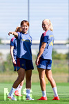 19.08.2026, München, Deutschland. Google Pixel Frauen-Bundesliga: Die FC Bayern Frauen absolvieren auf dem FC Bayern Campus eine Trainingseinheit vor dem Bundesliga-Saisonauftakt gegen den 1. FC Union Berlin. Momoko Tanikawa (FC Bayern Frauen), Pernille Harder (FC Bayern Frauen)