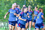 19.08.2026, München, Deutschland. Google Pixel Frauen-Bundesliga: Die FC Bayern Frauen absolvieren auf dem FC Bayern Campus eine Trainingseinheit vor dem Bundesliga-Saisonauftakt gegen den 1. FC Union Berlin. Pernille Harder (FC Bayern Frauen), Katharina Naschenweng (FC Bayern Frauen)