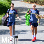 19.08.2026, München, Deutschland. Google Pixel Frauen-Bundesliga: Die FC Bayern Frauen absolvieren auf dem FC Bayern Campus eine Trainingseinheit vor dem Bundesliga-Saisonauftakt gegen den 1. FC Union Berlin. Sophie Proost (FC Bayern Frauen), Pernille Harder (FC Bayern Frauen)