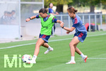 19.08.2026, München, Deutschland. Google Pixel Frauen-Bundesliga: Die FC Bayern Frauen absolvieren auf dem FC Bayern Campus eine Trainingseinheit vor dem Bundesliga-Saisonauftakt gegen den 1. FC Union Berlin. Arianna Caruso (FC Bayern Frauen), Momoko Tanikawa (FC Bayern Frauen)