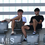 19.08.2026, München, Deutschland. FC Bayern München U19 vs. VfB Stuttgart U19 am FC Bayern Campus in München. Lennart Karl alsZuschauer (li, FC Bayern)