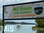 20.08.2026, Urlaub am Forggensee bei Füssen im Allgäu, Am Dampfersteg weist ein Schild zur MS Füssen für die große Schiffs-Rundfahrt ab Füssen, ein Schiff kommt gerade an.