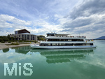 20.08.2026, Urlaub am Forggensee bei Füssen im Allgäu, Am Dampfersteg beim Festspielhaus Neuschwanstein, ein Ausflugs-Schiff (MS Füssen) kommt gerade an.