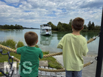 20.08.2026, Urlaub am Forggensee bei Füssen im Allgäu, Am Dampfersteg warten zwei Jungs auf die MS Allgäu für die kleine Schiffs-Rundfahrt ab Füssen, das Schiff kommt gerade an.