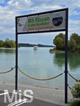 20.08.2026, Urlaub am Forggensee bei Füssen im Allgäu, Am Dampfersteg weist ein Schild zur MS Füssen für die große Schiffs-Rundfahrt ab Füssen, ein Schiff kommt gerade an.