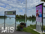 20.08.2026, Urlaub am Forggensee bei Füssen im Allgäu, Am Dampfersteg weist ein Schild zur MS Füssen für die große Schiffs-Rundfahrt ab Füssen, ein Schiff kommt gerade an.