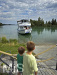 20.08.2026, Urlaub am Forggensee bei Füssen im Allgäu, Am Dampfersteg warten zwei Jungs auf die MS Allgäu für die kleine Schiffs-Rundfahrt ab Füssen, das Schiff kommt gerade an.