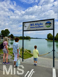 20.08.2026, Urlaub am Forggensee bei Füssen im Allgäu, Am Dampfersteg wartet eine Familie auf die MS Allgäu zur kleinen Schiffs-Rundfahrt ab Füssen (Modelreleased)