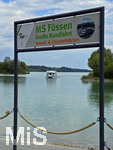 20.08.2026, Urlaub am Forggensee bei Füssen im Allgäu, Am Dampfersteg weist ein Schild zur MS Füssen für die große Schiffs-Rundfahrt ab Füssen, ein Schiff kommt gerade an.