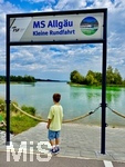 20.08.2026, Urlaub am Forggensee bei Füssen im Allgäu, Am Dampfersteg wartet ein kleiner Junge auf die MS Allgäu zur kleinen Schiffs-Rundfahrt ab Füssen (Modelreleased)