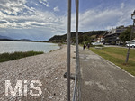 20.08.2026, am Hopfensee bei Füssen im Allgäu, eine Baustelle an der Seepromenade, für Fahrradfahrer wird ein Fahrradweg direkt auf Stelzen in den See ans Ufer gebaut. Noch steht nur ein Bauzaun am aufgekiesten verbreiterten Weg.