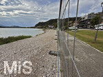 20.08.2026, am Hopfensee bei Füssen im Allgäu, eine Baustelle an der Seepromenade, für Fahrradfahrer wird ein Fahrradweg direkt auf Stelzen in den See ans Ufer gebaut. Noch steht nur ein Bauzaun am aufgekiesten verbreiterten Weg.