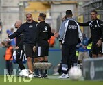 22.08.2026, Fussball DFB-Pokal 2026/27, 1.Runde, TSV 1860 München - Holstein Kiel, im Stadion an der Grünwalderstrasse in München, v.l. Trainer Tim Walter (Holstein Kiel) und Trainer Alper Kayabunar (TSV 1860 München) 


