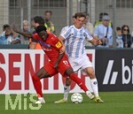22.08.2026, Fussball DFB-Pokal 2026/27, 1.Runde, TSV 1860 München - Holstein Kiel, im Stadion an der Grünwalderstrasse in München, 
v.l. Faride Alidou (Holstein Kiel) gegen Julian Bell (TSV 1860 München) 

