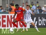 22.08.2026, Fussball DFB-Pokal 2026/27, 1.Runde, TSV 1860 München - Holstein Kiel, im Stadion an der Grünwalderstrasse in München, v.l. Faride Alidou (Holstein Kiel) gegen Julian Bell (TSV 1860 München) 


