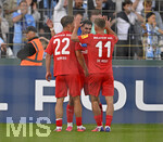 22.08.2026, Fussball DFB-Pokal 2026/27, 1.Runde, TSV 1860 München - Holstein Kiel, im Stadion an der Grünwalderstrasse in München, v.l. Moritz Reimers (Holstein Kiel), Guillermo Balzi (Holstein Kiel) und Gyan de Regt (Holstein Kiel) jubeln


