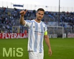 22.08.2026, Fussball DFB-Pokal 2026/27, 1.Runde, TSV 1860 München - Holstein Kiel, im Stadion an der Grünwalderstrasse in München, Dennis Dressel (TSV 1860 München) zeigt mit dem Daumen nach oben.


