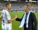 22.08.2026, Fussball DFB-Pokal 2026/27, 1.Runde, TSV 1860 München - Holstein Kiel, im Stadion an der Grünwalderstrasse in München, v.l. Dennis Dressel (TSV 1860 München) und Präsident Gernot Mang (TSV 1860 München) 


