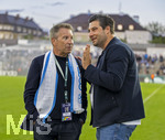 22.08.2026, Fussball DFB-Pokal 2026/27, 1.Runde, TSV 1860 München - Holstein Kiel, im Stadion an der Grünwalderstrasse in München, v.re: Verwaltungsrat Sebastian Seeböck (TSV 1860 München) mit Präsident Gernot Mang (TSV 1860 München) nach dem Spiel gut gelaunt auf dem Platz. 
