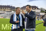22.08.2026, Fussball DFB-Pokal 2026/27, 1.Runde, TSV 1860 München - Holstein Kiel, im Stadion an der Grünwalderstrasse in München, v.re: Verwaltungsrat Sebastian Seeböck (TSV 1860 München) mit Präsident Gernot Mang (TSV 1860 München) nach dem Spiel gut gelaunt auf dem Platz. 