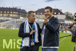 22.08.2026, Fussball DFB-Pokal 2026/27, 1.Runde, TSV 1860 München - Holstein Kiel, im Stadion an der Grünwalderstrasse in München, v.re: Verwaltungsrat Sebastian Seeböck (TSV 1860 München) mit Präsident Gernot Mang (TSV 1860 München) nach dem Spiel gut gelaunt auf dem Platz. 