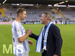 22.08.2026, Fussball DFB-Pokal 2026/27, 1.Runde, TSV 1860 München - Holstein Kiel, im Stadion an der Grünwalderstrasse in München, v.li:  Dennis Dressel (TSV 1860 München), Präsident Gernot Mang (TSV 1860 München) nach dem Spiel gut gelaunt auf dem Platz.