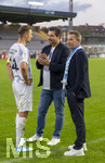 22.08.2026, Fussball DFB-Pokal 2026/27, 1.Runde, TSV 1860 München - Holstein Kiel, im Stadion an der Grünwalderstrasse in München, v.li:  Dennis Dressel (TSV 1860 München), Verwaltungsrat Sebastian Seeböck (TSV 1860 München), Präsident Gernot Mang (TSV 1860 München) nach dem Spiel gut gelaunt auf dem Platz.
