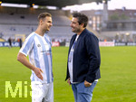 22.08.2026, Fussball DFB-Pokal 2026/27, 1.Runde, TSV 1860 München - Holstein Kiel, im Stadion an der Grünwalderstrasse in München, v.li:  Dennis Dressel (TSV 1860 München), Verwaltungsrat Sebastian Seeböck (TSV 1860 München) nach dem Spiel gut gelaunt auf dem Platz.