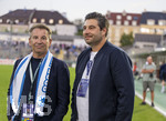 22.08.2026, Fussball DFB-Pokal 2026/27, 1.Runde, TSV 1860 München - Holstein Kiel, im Stadion an der Grünwalderstrasse in München, v.re: Verwaltungsrat Sebastian Seeböck (TSV 1860 München) mit Präsident Gernot Mang (TSV 1860 München) nach dem Spiel gut gelaunt auf dem Platz. 