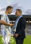 22.08.2026, Fussball DFB-Pokal 2026/27, 1.Runde, TSV 1860 München - Holstein Kiel, im Stadion an der Grünwalderstrasse in München, v.li:  Dennis Dressel (TSV 1860 München), Präsident Gernot Mang (TSV 1860 München) nach dem Spiel gut gelaunt auf dem Platz.
