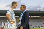 22.08.2026, Fussball DFB-Pokal 2026/27, 1.Runde, TSV 1860 München - Holstein Kiel, im Stadion an der Grünwalderstrasse in München, v.li:  Dennis Dressel (TSV 1860 München), Präsident Gernot Mang (TSV 1860 München) nach dem Spiel gut gelaunt auf dem Platz.