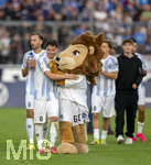 22.08.2026, Fussball DFB-Pokal 2026/27, 1.Runde, TSV 1860 München - Holstein Kiel, im Stadion an der Grünwalderstrasse in München, Lance Fiedler (TSV 1860 München) mit dem Maskottchen nach dem Spiel.