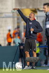 22.08.2026, Fussball DFB-Pokal 2026/27, 1.Runde, TSV 1860 München - Holstein Kiel, im Stadion an der Grünwalderstrasse in München, Trainer Tim Walter (Holstein Kiel) gibt Anweisungen.
