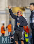 22.08.2026, Fussball DFB-Pokal 2026/27, 1.Runde, TSV 1860 München - Holstein Kiel, im Stadion an der Grünwalderstrasse in München, Trainer Tim Walter (Holstein Kiel) gibt Anweisungen.