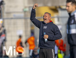 22.08.2026, Fussball DFB-Pokal 2026/27, 1.Runde, TSV 1860 München - Holstein Kiel, im Stadion an der Grünwalderstrasse in München, Trainer Tim Walter (Holstein Kiel) gibt Anweisungen.