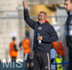 22.08.2026, Fussball DFB-Pokal 2026/27, 1.Runde, TSV 1860 München - Holstein Kiel, im Stadion an der Grünwalderstrasse in München, Trainer Tim Walter (Holstein Kiel) gibt Anweisungen.