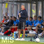 22.08.2026, Fussball DFB-Pokal 2026/27, 1.Runde, TSV 1860 München - Holstein Kiel, im Stadion an der Grünwalderstrasse in München, Trainer Tim Walter (Holstein Kiel) gibt Anweisungen.