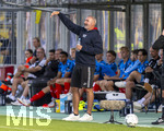 22.08.2026, Fussball DFB-Pokal 2026/27, 1.Runde, TSV 1860 München - Holstein Kiel, im Stadion an der Grünwalderstrasse in München, Trainer Tim Walter (Holstein Kiel) gibt Anweisungen.