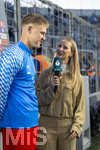 22.08.2026, Fussball DFB-Pokal 2026/27, 1.Runde, TSV 1860 München - Holstein Kiel, im Stadion an der Grünwalderstrasse in München,  TV-Moderatorin am Spielfeldrand. 