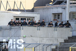 22.08.2026, Fussball DFB-Pokal 2026/27, 1.Runde, TSV 1860 München - Holstein Kiel, im Stadion an der Grünwalderstrasse in München, Polizisten passen am Rand auf