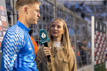 22.08.2026, Fussball DFB-Pokal 2026/27, 1.Runde, TSV 1860 München - Holstein Kiel, im Stadion an der Grünwalderstrasse in München,  TV-Moderatorin am Spielfeldrand. 