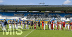 22.08.2026, Fussball DFB-Pokal 2026/27, 1.Runde, TSV 1860 München - Holstein Kiel, im Stadion an der Grünwalderstrasse in München, Schiedsrichter Felix Weller (mitte) hat die Mannschaften aufs Spielfeld geführt.