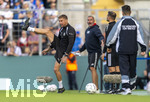 22.08.2026, Fussball DFB-Pokal 2026/27, 1.Runde, TSV 1860 München - Holstein Kiel, im Stadion an der Grünwalderstrasse in München, Co-Trainer Julian Hübner (li, Kiel) in Rage