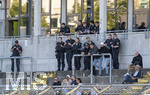 22.08.2026, Fussball DFB-Pokal 2026/27, 1.Runde, TSV 1860 München - Holstein Kiel, im Stadion an der Grünwalderstrasse in München, Polizisten passen am Rand auf